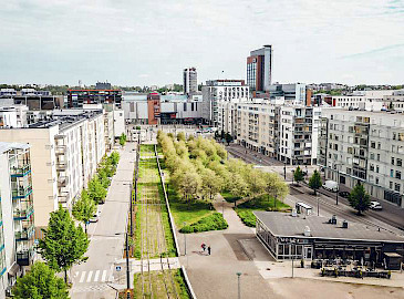 Alberganesplanadilla Leppävaarassa pikaratikka rakennettiin jo olemassa olleen kaupunkirakenteen keskelle. Kuva on otettu kesäkuussa 2022. Kuva: Raide-Jokeri