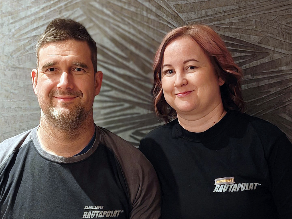 Haapajärven Rautapojat Oy:n yrittäjinä toimivat Ossi ja Leena Korkiakoski. Heidän lisäkseen yritys työllistää kymmenkunta henkilöä.