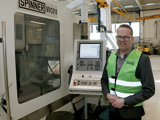 Konepajakoulu yhdistää Tampereen Aikuiskoulutuskeskus TAKKin ja Tampereen seudun ammattiopisto Tredun kone- ja metallialan koulutuksen, tarjoten opiskelijoille modernit oppimisympäristöt ja tiiviin yhteyden teollisuuden tarpeisiin. Juha Jokinen TAKKin koneistushallissa.