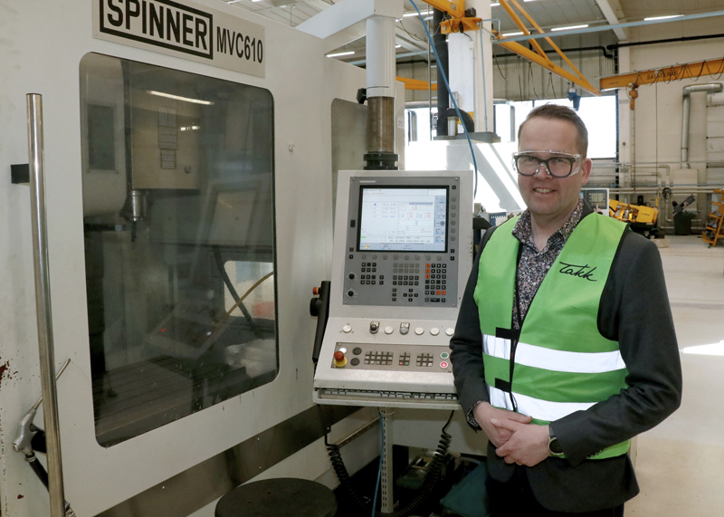 Konepajakoulu yhdistää Tampereen Aikuiskoulutuskeskus TAKKin ja Tampereen seudun ammattiopisto Tredun kone- ja metallialan koulutuksen, tarjoten opiskelijoille modernit oppimisympäristöt ja tiiviin yhteyden teollisuuden tarpeisiin. Juha Jokinen TAKKin koneistushallissa.