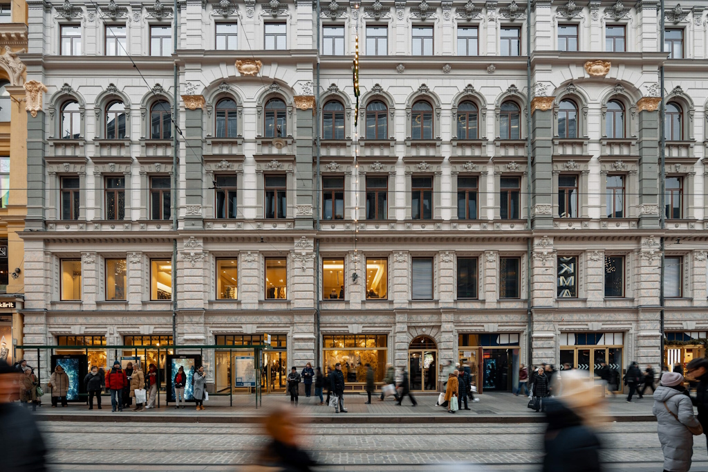Aleksi-Hermes-kiinteistö Aleksanterinkadun ja Keskuskadun kulmauksessa Helsingissä.