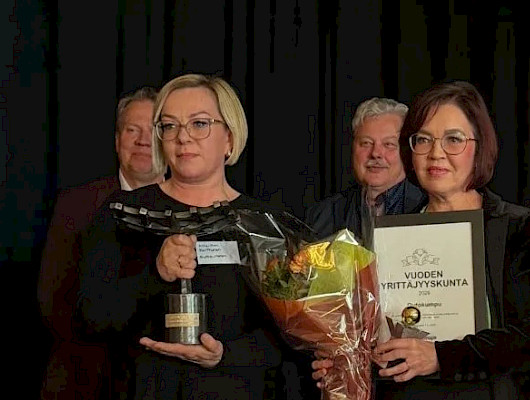 Kuvassa edessä vasemmalta oikealle Outokummun Yrittäjien puheenjohtaja Anne-Mari Karttunen ja Outokummun kaupunginjohtaja Päivi Lintumäki. Takana vasemmalta oikealle Suomen Yrittäjien johtaja Harri Jaskari sekä Pohjois-Karjalan Yrittäjien puheenjohtaja Tuomo Turunen ja toimitusjohtaja Merja Blomberg.