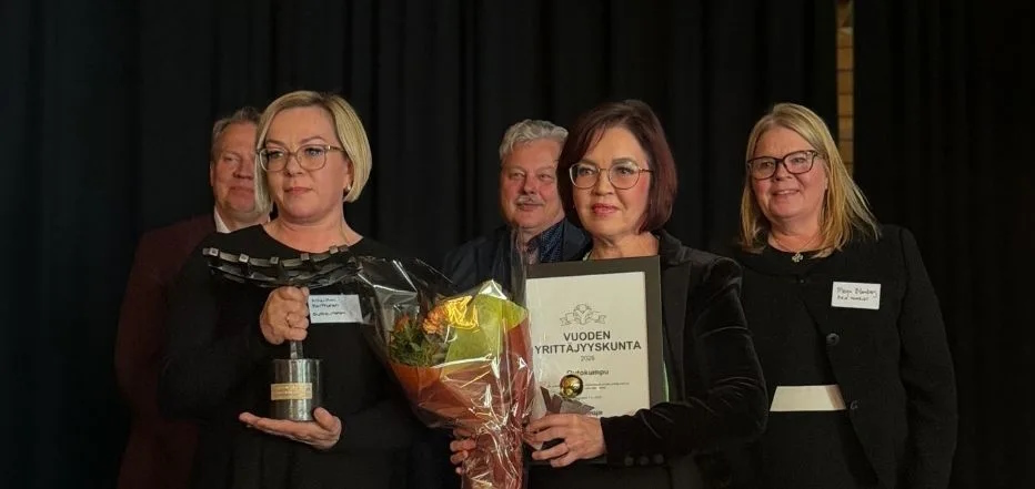 Kuvassa edessä vasemmalta oikealle Outokummun Yrittäjien puheenjohtaja Anne-Mari Karttunen ja Outokummun kaupunginjohtaja Päivi Lintumäki. Takana vasemmalta oikealle Suomen Yrittäjien johtaja Harri Jaskari sekä Pohjois-Karjalan Yrittäjien puheenjohtaja Tuomo Turunen ja toimitusjohtaja Merja Blomberg.