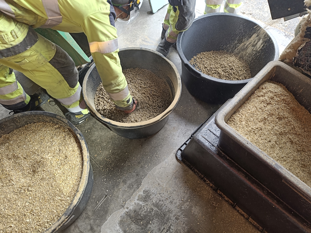 Materiaalin pelletöintiä kuivikkeeksi testejä varten.